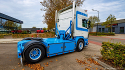 20251019-Tom-Holding-00503